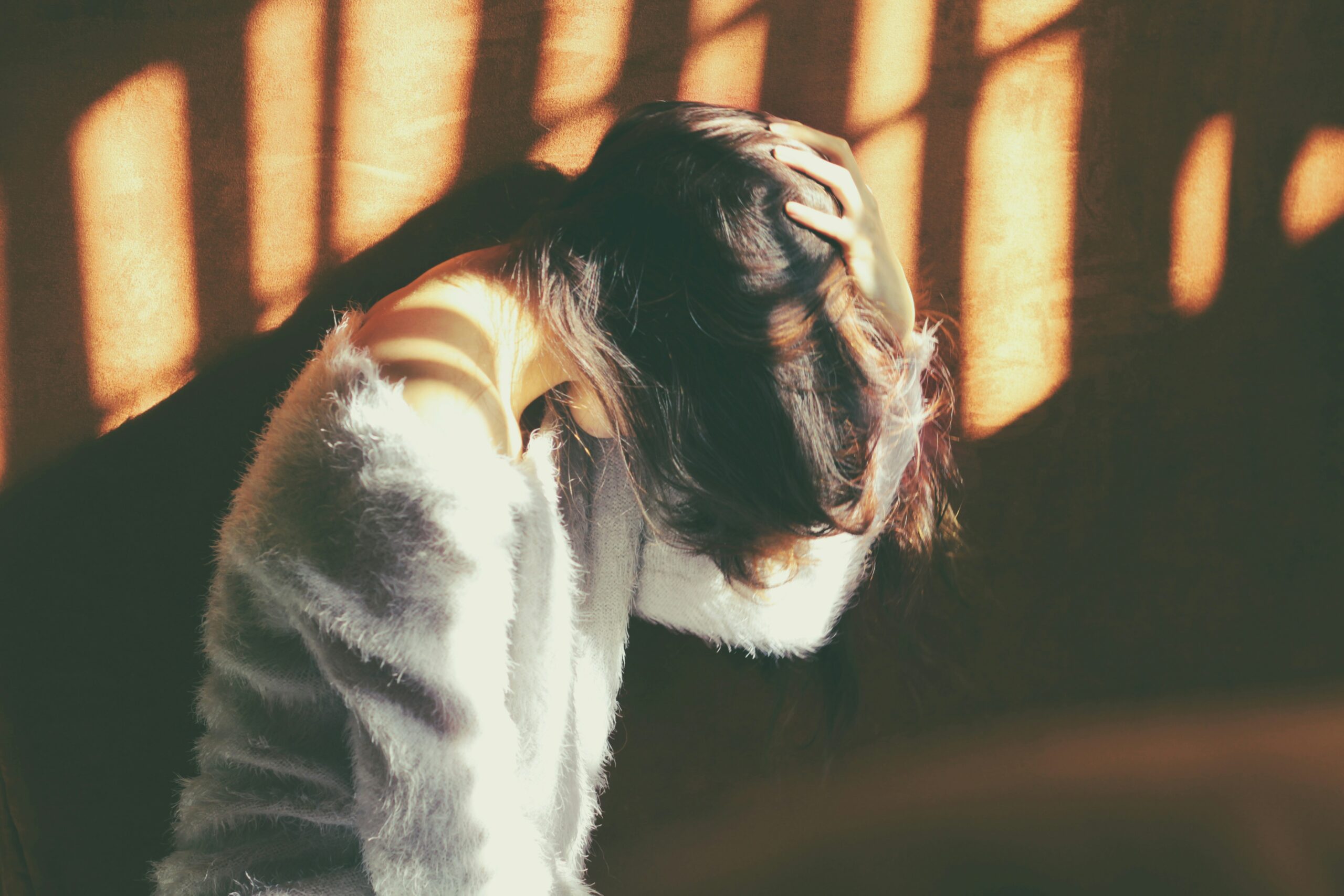 Ansiedad_ 3_ Stressed female worker on sofa covering her eyes